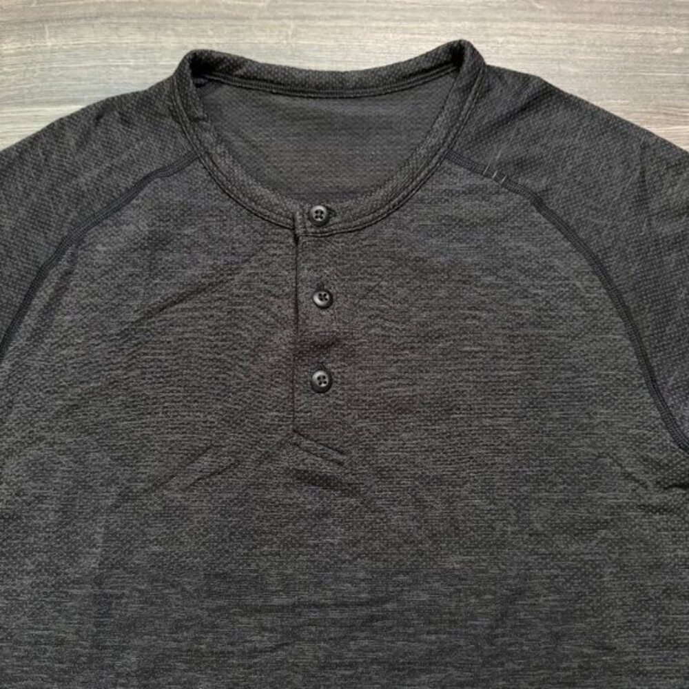 Lululemon Men's Metal Vent Tech Short Sleeve Henley 2.0 - Black - Picture 3 of 8
